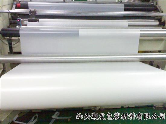 PET聚酯薄膜是以聚对苯二甲酸乙二醇酯为原料,采用挤出法制成厚片,再经双向拉伸制成的薄膜材料。它是一种无色透明、有光泽的薄膜,机械性能优良,刚性、硬度及韧性高,耐穿刺,耐摩擦,耐高温和低温,耐化学药品性、耐油性、气密性和保香性良好,是常用的阻透性复合薄膜基材之一。但聚酯薄膜的价格较高,一般厚度为0.